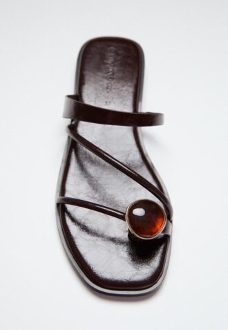 Flache Sandalen mit Steinverzierung Flache Sandalen mit Steinverzierung