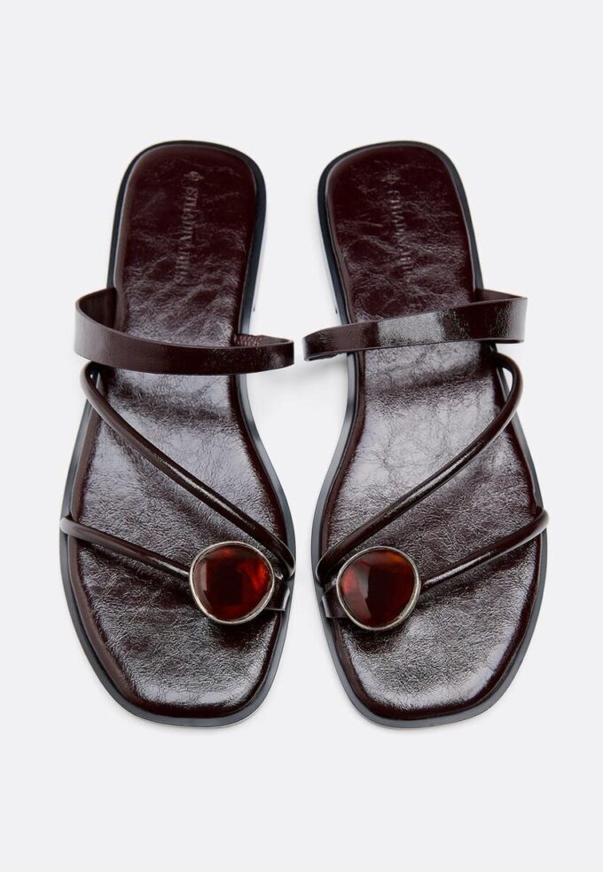 Flache Sandalen mit Steinverzierung Flache Sandalen mit Steinverzierung