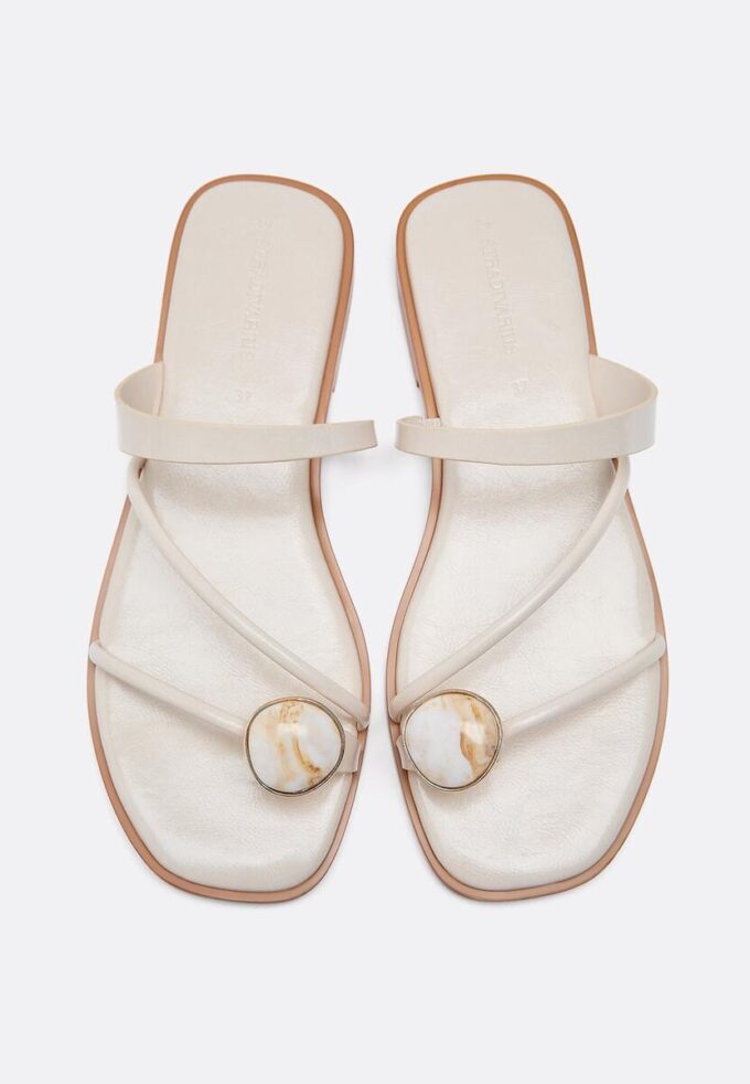 Flache Sandalen mit Steinverzierung Flache Sandalen mit Steinverzierung