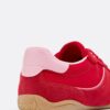 Flache Sneaker mit Details aus Leder