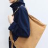 Flache Umhängetasche mit Nieten, 100 % Leder