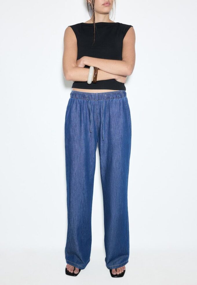 Fließende Denim-Hose mit Kordelzug Fließende Denim-Hose mit Kordelzug