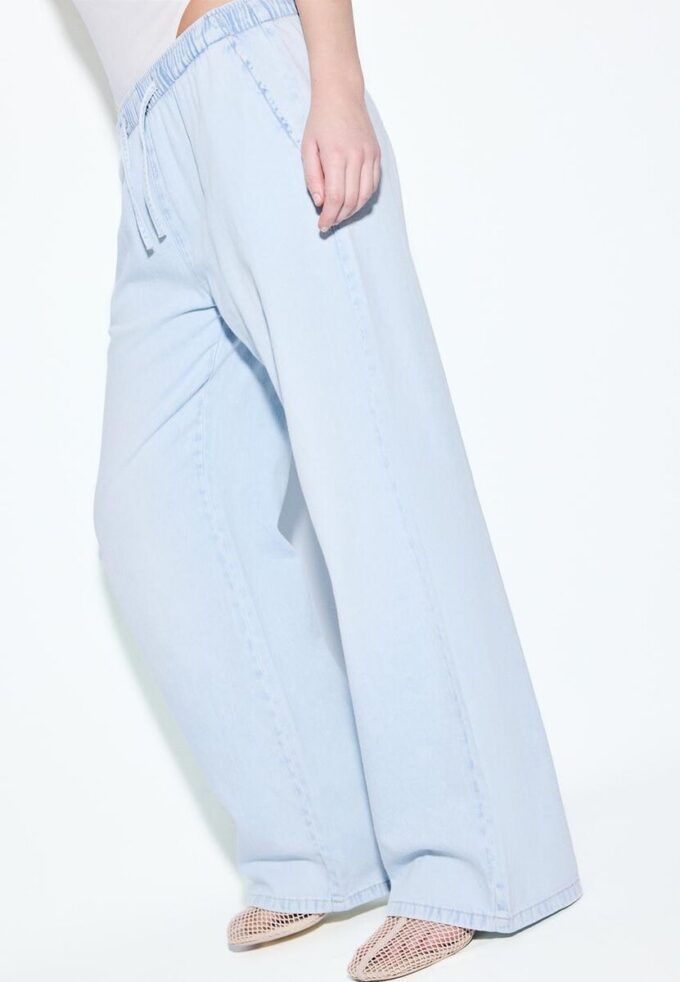 Fließende Denim-Hose mit Kordelzug Fließende Denim-Hose mit Kordelzug
