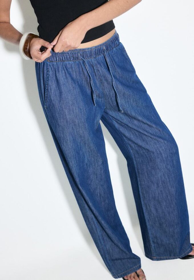 Fließende Denim-Hose mit Kordelzug Fließende Denim-Hose mit Kordelzug