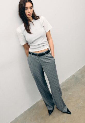 Fließende, elegante Hose mit geradem Bein und Gürtel