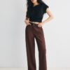 Fließende, elegante Hose mit geradem Bein und Gürtel