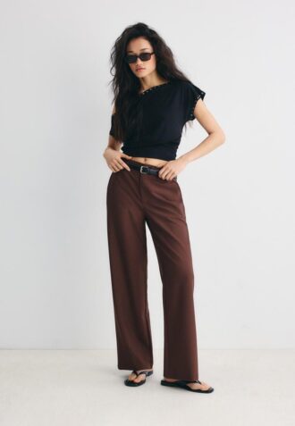 Fließende, elegante Hose mit geradem Bein und Gürtel