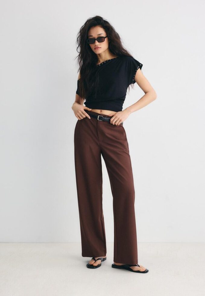 Fließende, elegante Hose mit geradem Bein und Gürtel