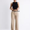 Fließende, elegante Hose mit geradem Bein und Gürtel