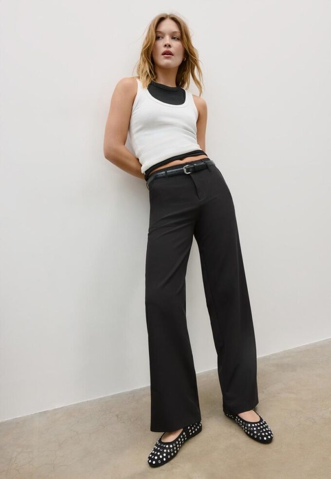 Fließende, elegante Hose mit geradem Bein und Gürtel