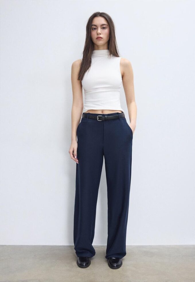 Fließende, elegante Hose mit geradem Bein und Gürtel