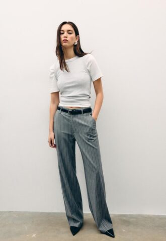 Fließende, elegante Hose mit geradem Bein und Gürtel