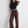 Fließende, elegante Hose mit geradem Bein und Gürtel