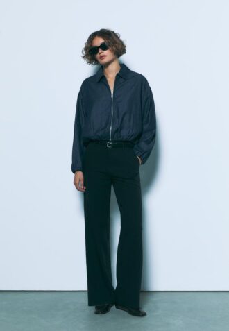 Fließende, elegante Hose mit geradem Bein und Gürtel