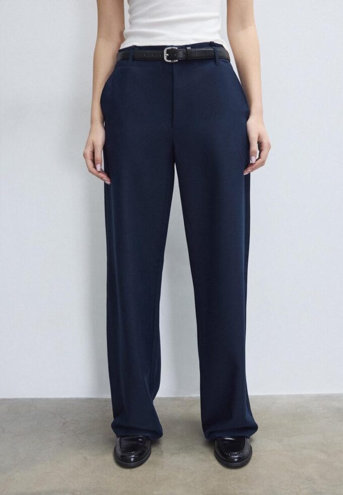 Fließende, elegante Hose mit geradem Bein und Gürtel