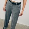 Fließende, elegante Hose mit geradem Bein und Gürtel