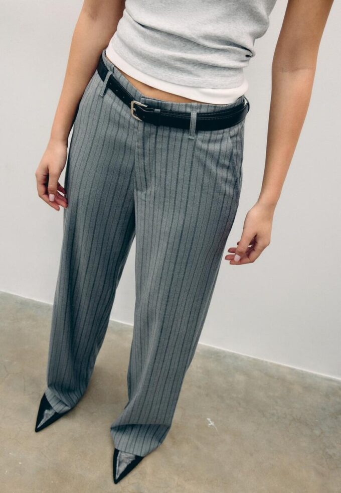 Fließende, elegante Hose mit geradem Bein und Gürtel