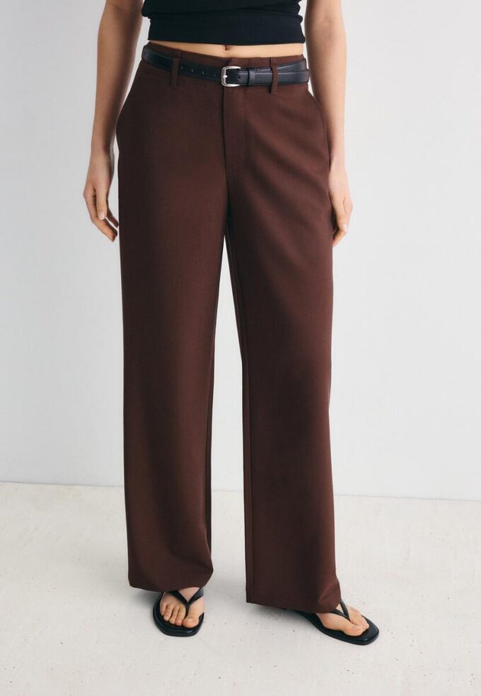Fließende, elegante Hose mit geradem Bein und Gürtel