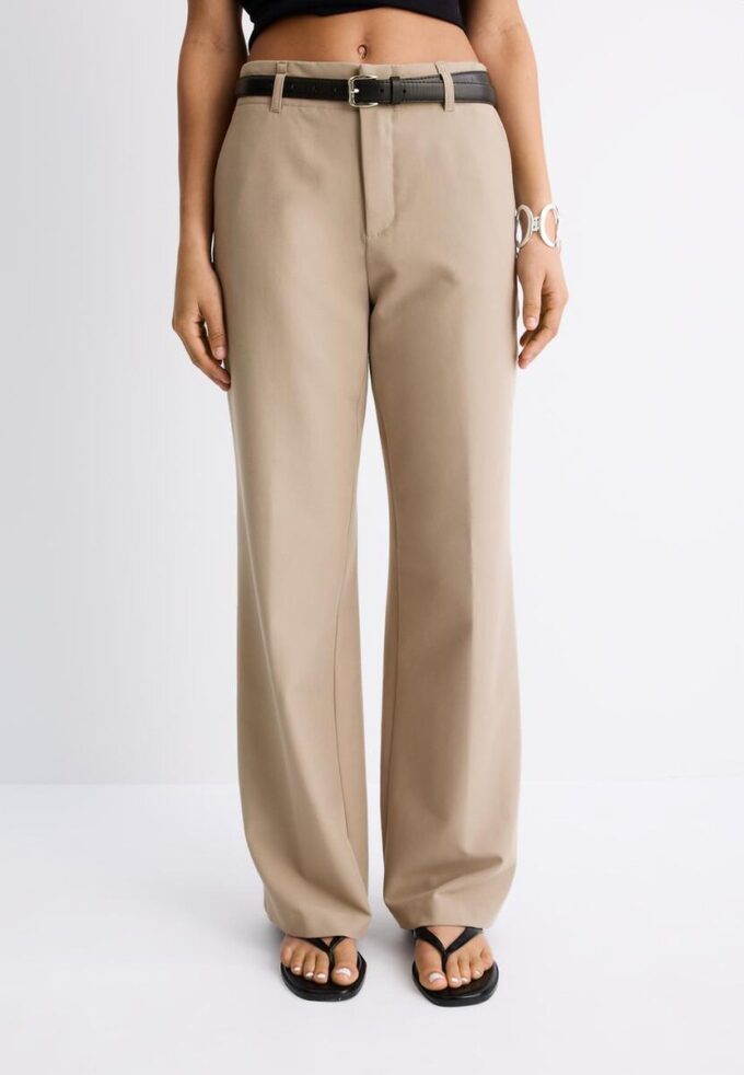 Fließende, elegante Hose mit geradem Bein und Gürtel