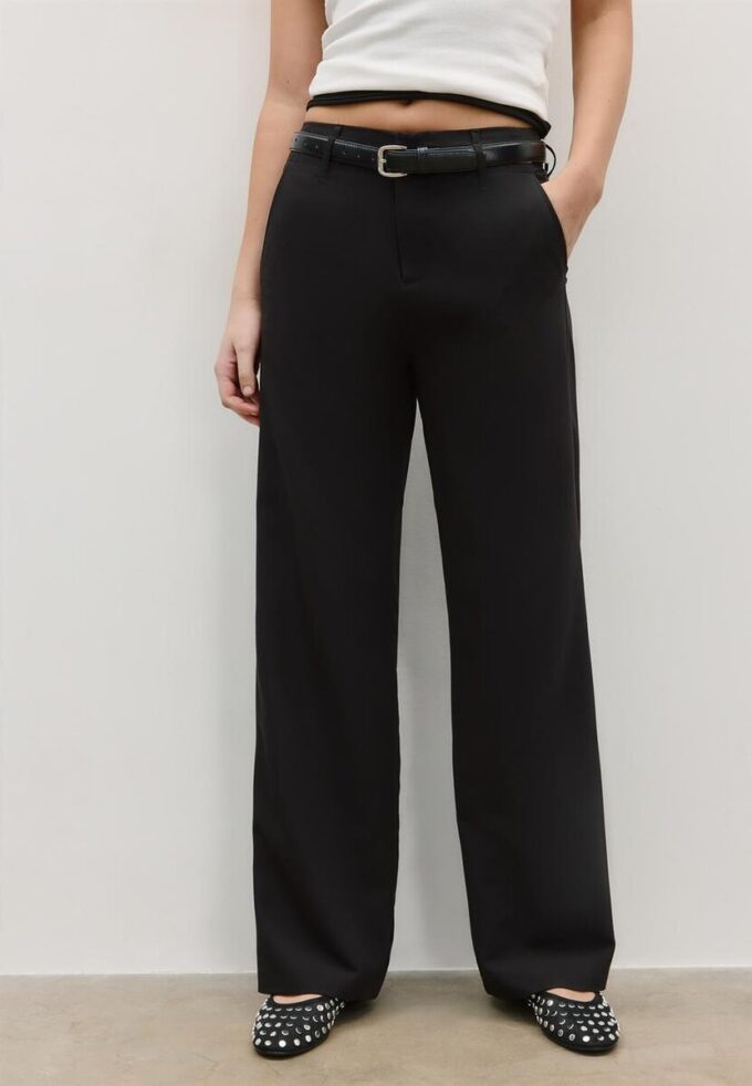 Fließende, elegante Hose mit geradem Bein und Gürtel