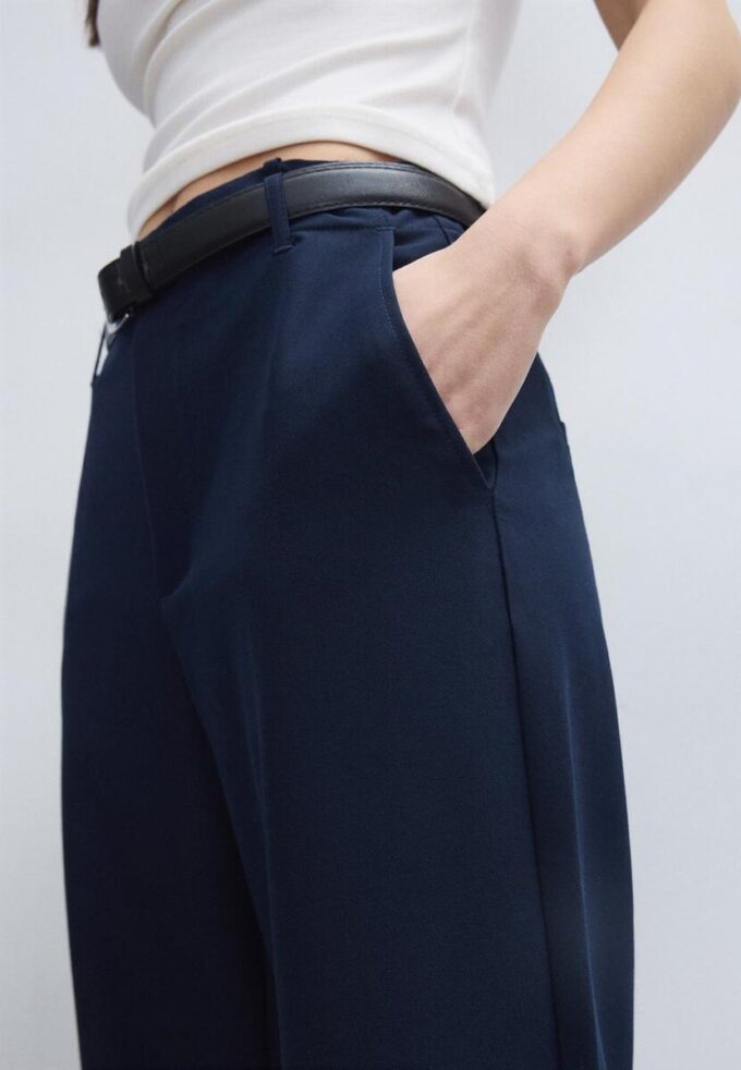 Fließende, elegante Hose mit geradem Bein und Gürtel