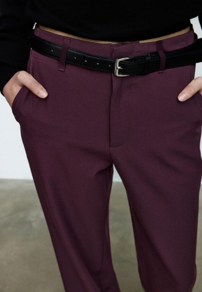 Fließende, elegante Hose mit geradem Bein und Gürtel