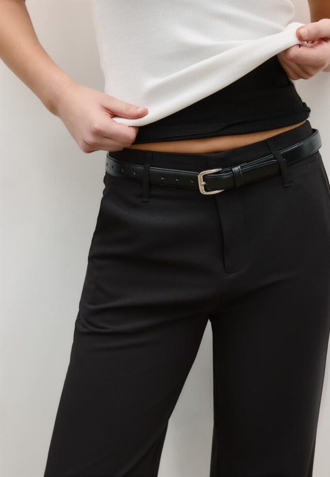 Fließende, elegante Hose mit geradem Bein und Gürtel