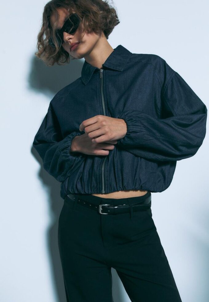 Fließende, elegante Hose mit geradem Bein und Gürtel