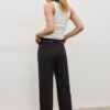 Fließende, elegante Hose mit geradem Bein und Gürtel