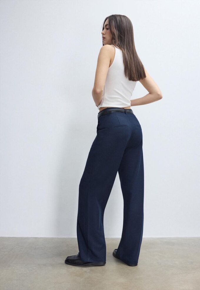 Fließende, elegante Hose mit geradem Bein und Gürtel