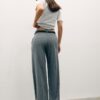 Fließende, elegante Hose mit geradem Bein und Gürtel