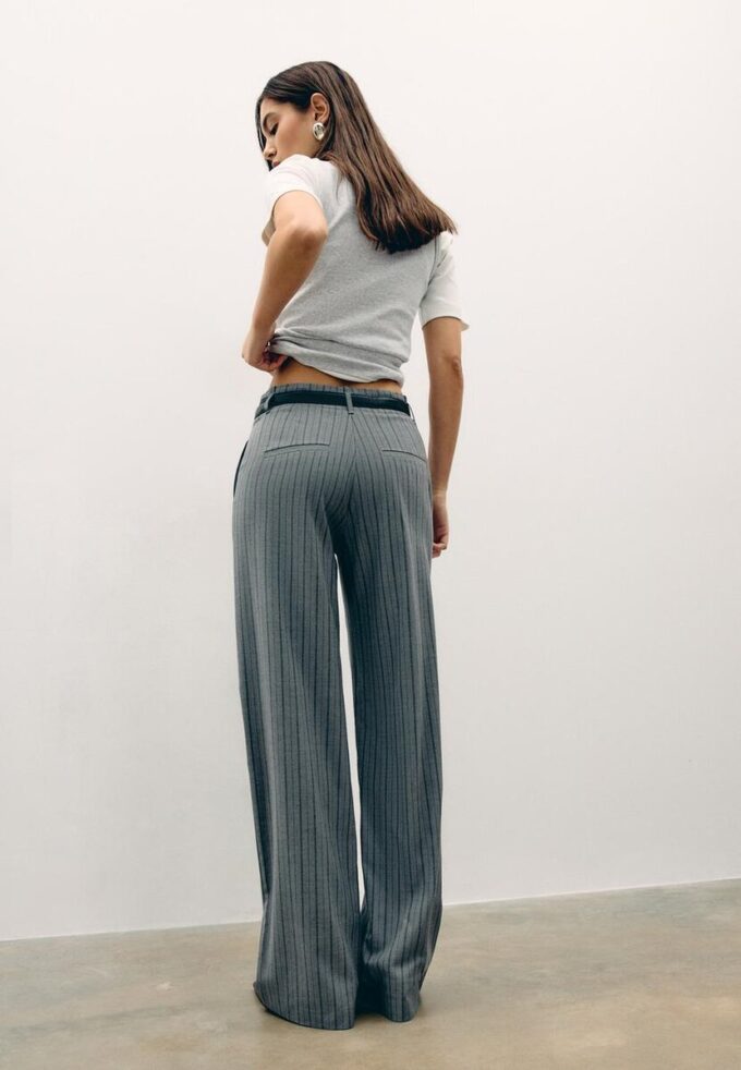 Fließende, elegante Hose mit geradem Bein und Gürtel