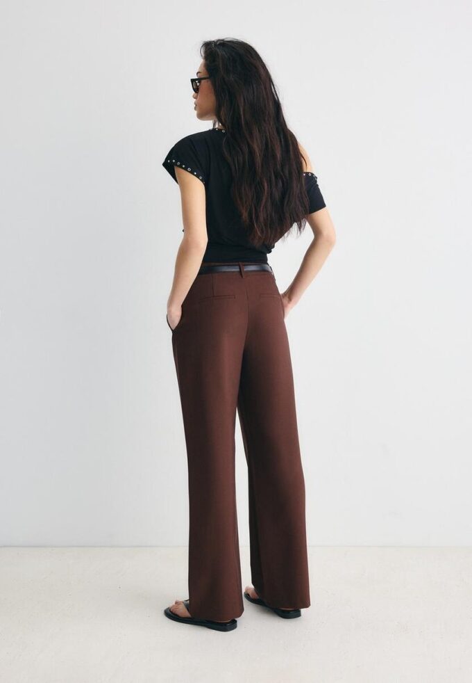 Fließende, elegante Hose mit geradem Bein und Gürtel