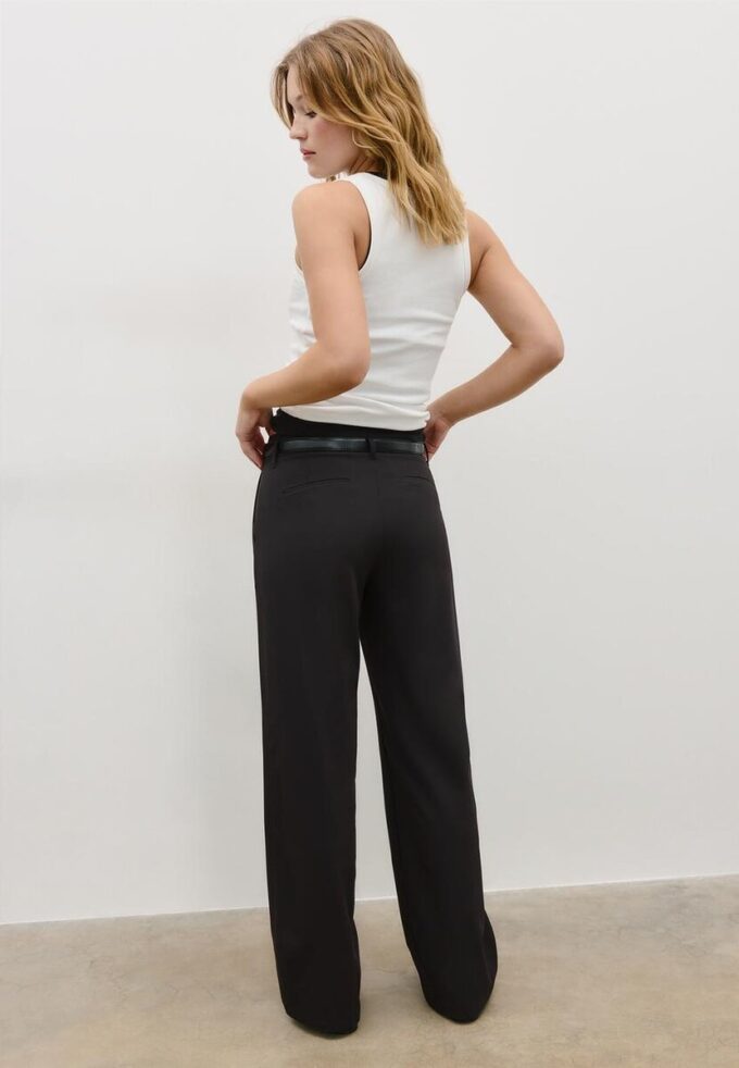 Fließende, elegante Hose mit geradem Bein und Gürtel