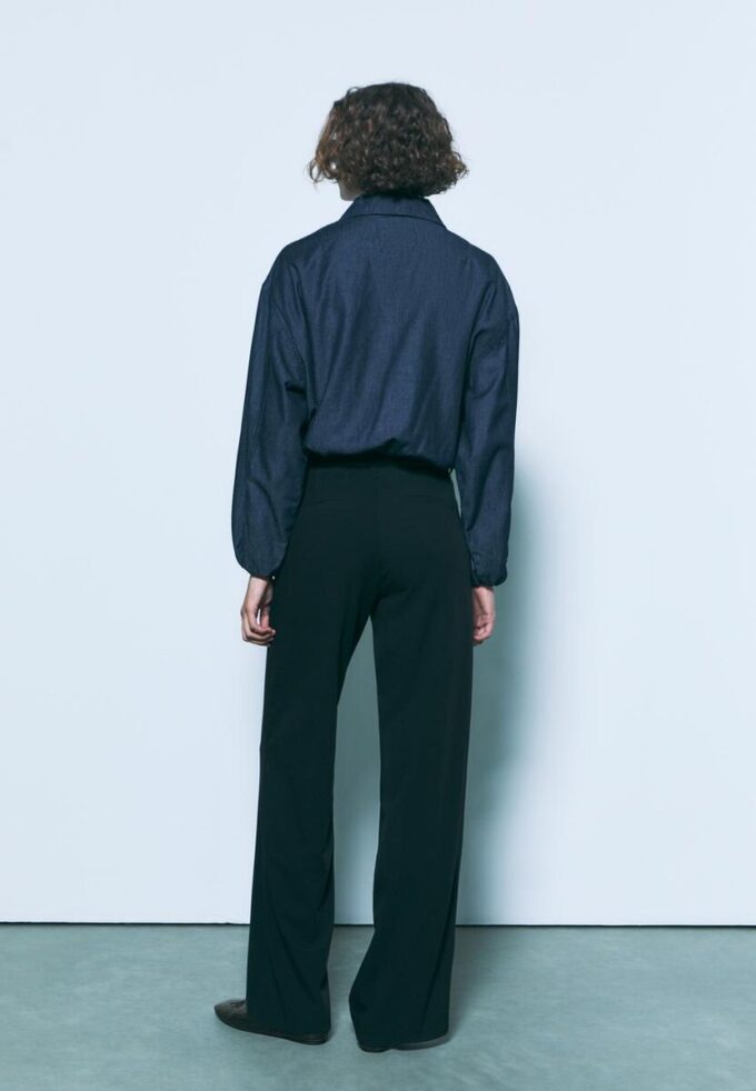 Fließende, elegante Hose mit geradem Bein und Gürtel