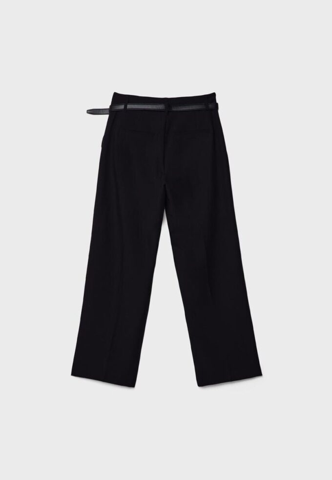 Fließende, elegante Hose mit geradem Bein und Gürtel