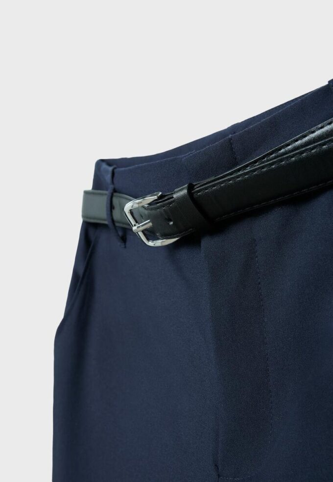 Fließende, elegante Hose mit geradem Bein und Gürtel