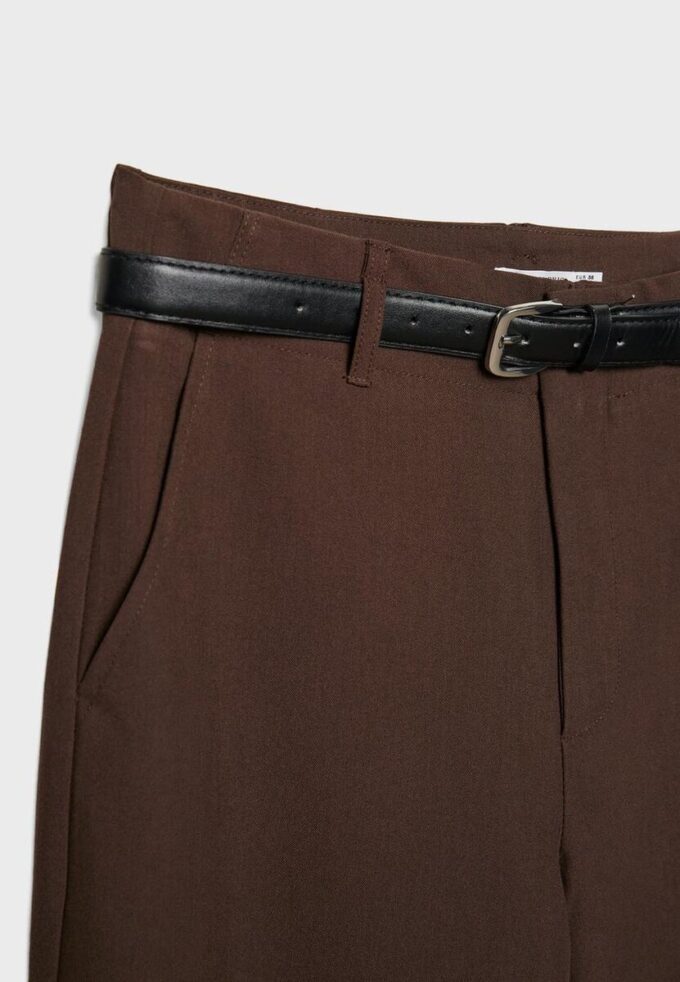 Fließende, elegante Hose mit geradem Bein und Gürtel