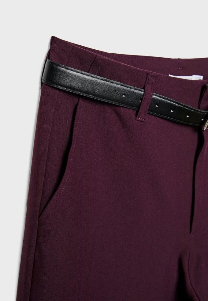 Fließende, elegante Hose mit geradem Bein und Gürtel