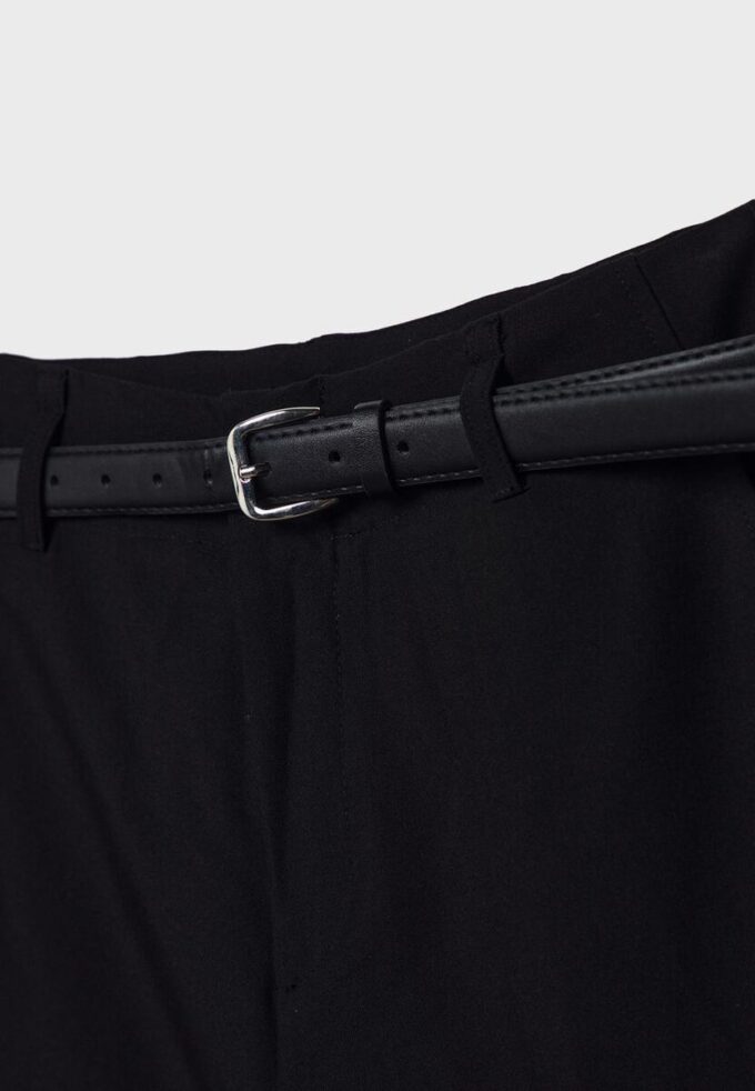 Fließende, elegante Hose mit geradem Bein und Gürtel