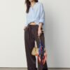 Fließende Hose mit Bügelfalte und Bindegürtel