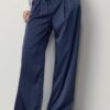 Fließende Hose mit Bügelfalte und Bindegürtel