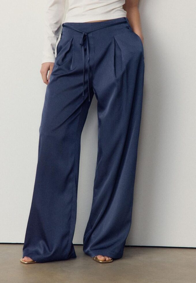 Fließende Hose mit Bügelfalte und Bindegürtel