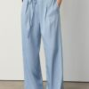 Fließende Hose mit Bügelfalte und Bindegürtel