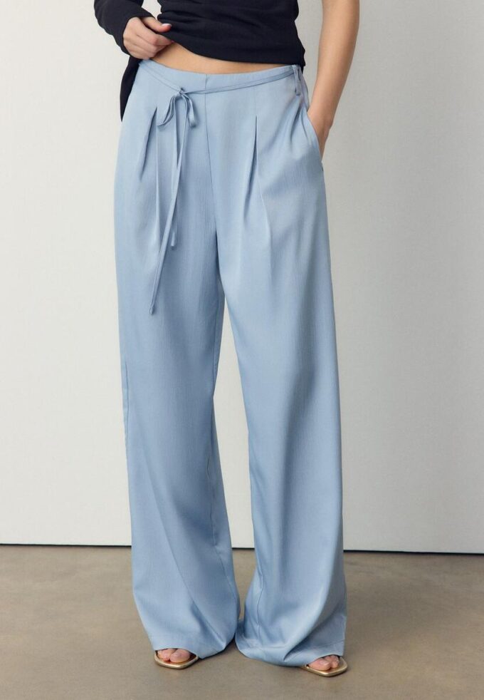 Fließende Hose mit Bügelfalte und Bindegürtel