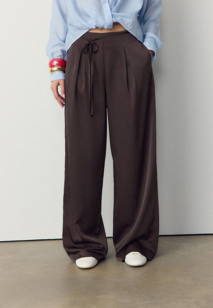 Fließende Hose mit Bügelfalte und Bindegürtel
