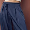 Fließende Hose mit Bügelfalte und Bindegürtel
