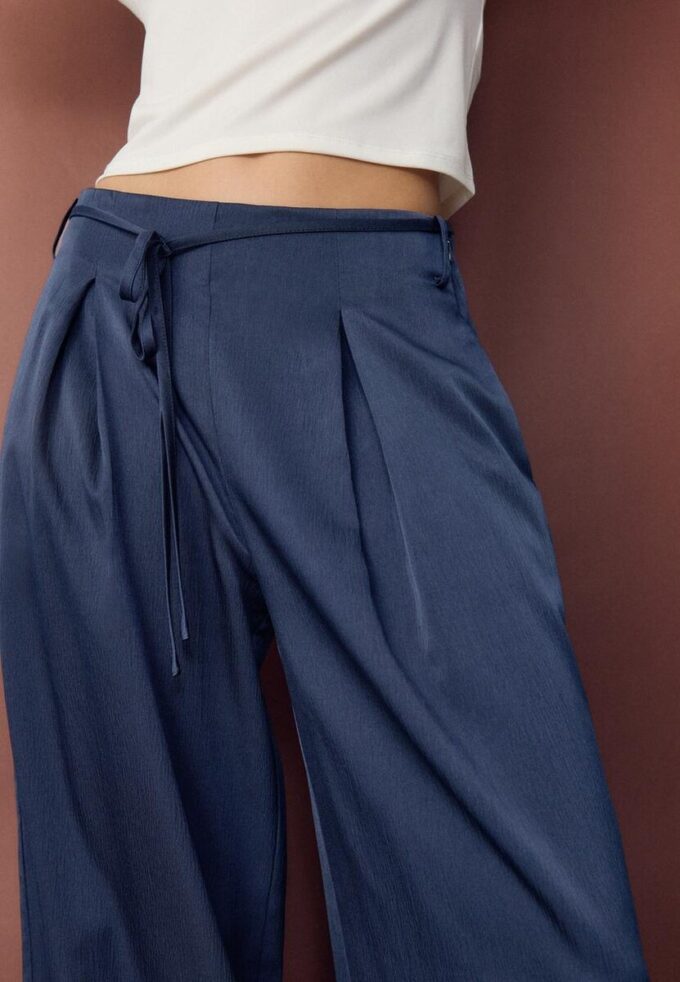 Fließende Hose mit Bügelfalte und Bindegürtel