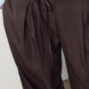 Fließende Hose mit Bügelfalte und Bindegürtel