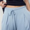 Fließende Hose mit Bügelfalte und Bindegürtel